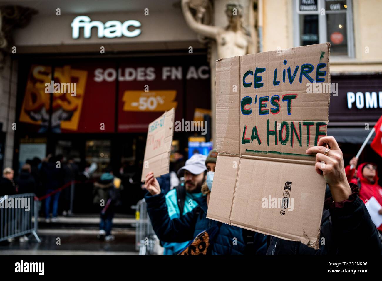 Sécurité renforcée lors d'un événement à la FNAC